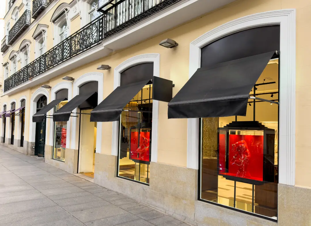 Façade vitrine de magasin en aluminium sur mesure à Neuville-aux-Bois